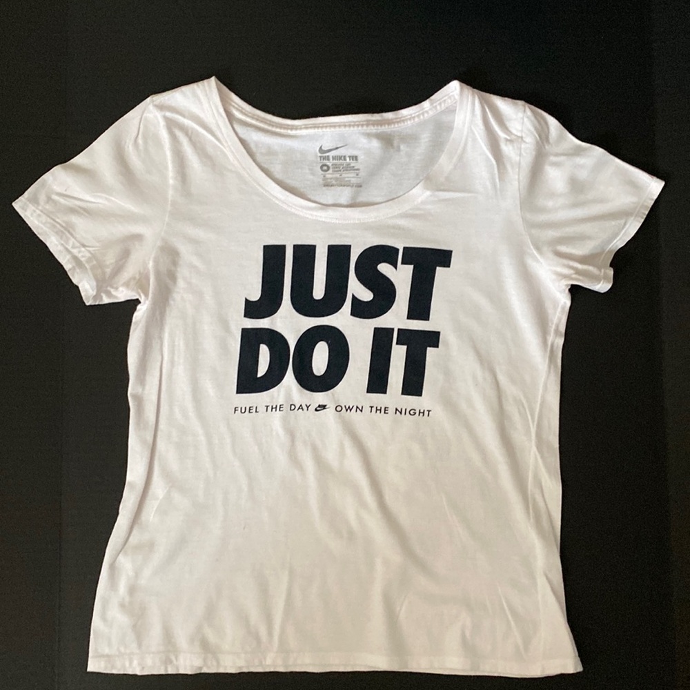Nike Medium Short Sleeve White Graphic Tee 100% Cotton “Just Do It” Nike Shirt